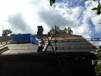 Här ser ni rännan vi byggde för att få ner teglet och lite av storleken på taket.